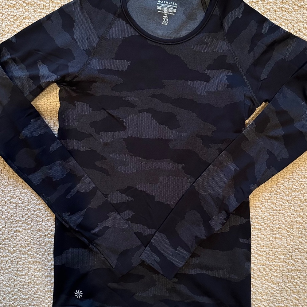 NWOT Athleta Black Camo Speedlight Top - Size XS